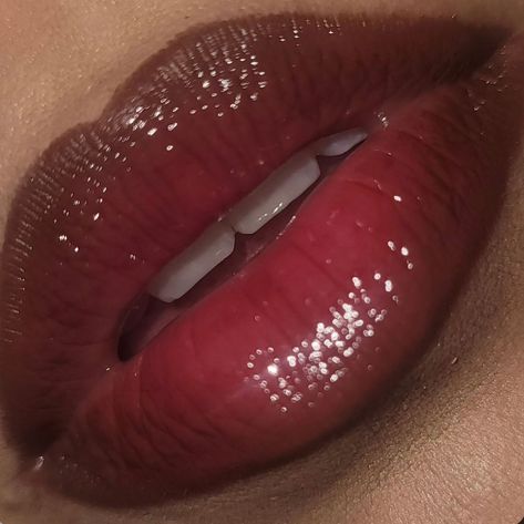 Lip Pencil, Cola Lips, Clean Beauty Makeup, Flot Makeup, Cherry Lips, Cherry Cola, Maquillage Halloween, Glossy Lips, Maquillaje Natural