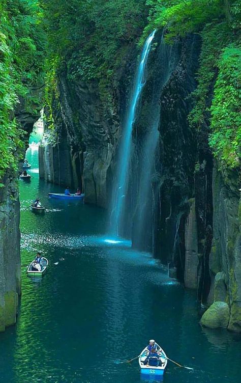 Waterfalls of the Ravine, Japan Cascate del burrone, Giappone 🇯🇵 Holiday Places, Matka Natura, Fotografi Alam Semula Jadi, Beautiful Waterfalls, Alam Yang Indah, Alam Semula Jadi, Beautiful Places In The World, Vacation Places, Beautiful Places To Travel