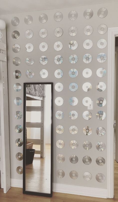 Cds Wall Decor, Aesthetic Cds On Wall, Wall Mirror Ideas Bedroom Diy, Old Cds Crafts, Mirror Wall Decor Bedroom Diy, Cds Room Decor, Cd On Wall, Cd Diy Decoration, Cds On Wall Ideas