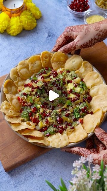 Sumit & Priyanka kapoor on Instagram: "*Thank you for 1million likes and 45million+ views* Our Show Stopper of House parties.. . Chaat Platter :A simple yet easy to make Party Platter is hit among every age group, with so many flavours in every bite you and your guest will love it, try this and thank us later. #party #foodrecipes #foodreels #mehandiart #easyrecipes #dillifoodies #diwaliparty" Chaat Platter, Indian Food Party, Veg Starter Recipes, Easy Indian Snacks, Indian Food Menu, Butter Boards, Easy Evening Snacks, Vegetarian Party, Chats Recipe
