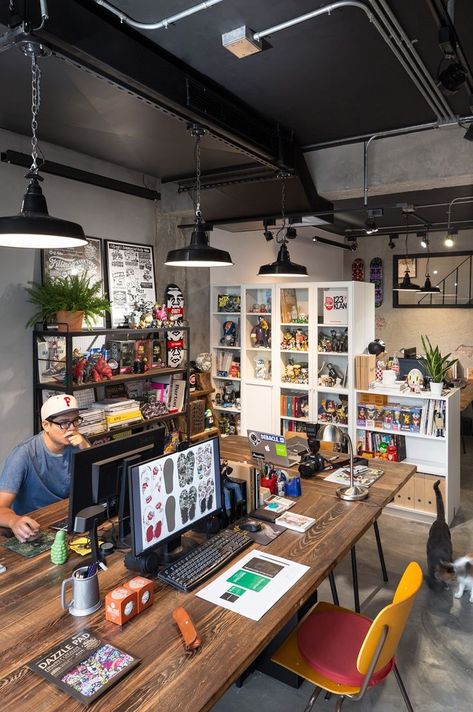 ¡¡Quiero un estudio así!! Former French Schoolhouse Turned Enchanting Artist Studio - My Modern Met Industrial Workspace, Creative Office Space, Cool Office Space, Workspace Inspiration, Studio Room, Workspace Design, Office Workspace, Home Office Setup, Design Del Prodotto