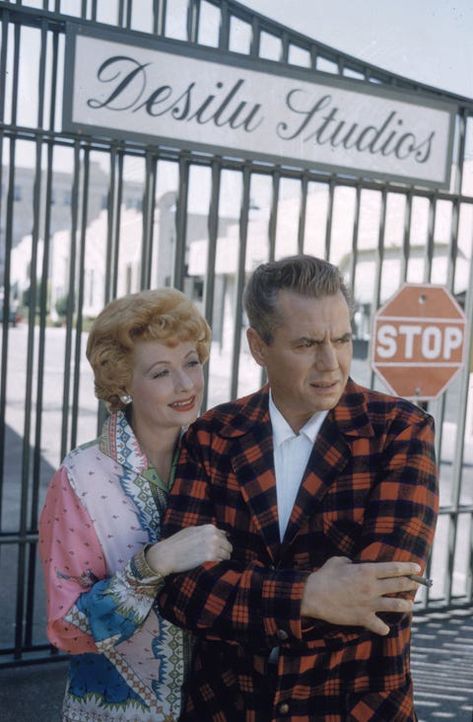 Lucille Ball, Lucy And Desi, I Love Lucy Show, Lucille Ball Desi Arnaz, Lucy And Ricky, Desi Arnaz, Love Lucy, Famous Couples, Actrices Hollywood