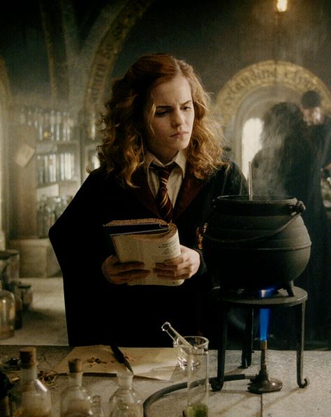 Hermione with her cauldron in Potions Class... I need to figure out how to build my own cauldron Harmonie Granger, Classe Harry Potter, Film Harry Potter, Wallpaper Harry Potter, Harry Potter Wall, Harry Potter Quidditch, Harry Potter Hermione Granger, Theme Harry Potter, Images Harry Potter