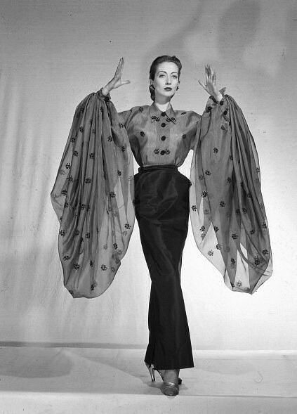 Catherine Curzon on Twitter: "Sleeves👏for👏days👏. Della Oake is #frockingfabulous in Schiaparelli, 1951.… " Stil Vintage, Elsa Schiaparelli, Look Retro, Vintage Dior, 1950s Style, Couture Mode, 50 Style, Vintage Mode, Mode Chic