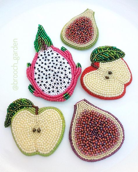 Fruit plate 🌺 Bead embroidery brooch Beaded Embroidery Flower, Easy Bead Embroidery, Flower Bead Embroidery, Beaded Fruit Tutorial, Bead Embroidery Ideas, Bead Embroidery Shirt, Simple Bead Embroidery Designs, Bead Work Patterns, Beaded Embroidery Tutorial
