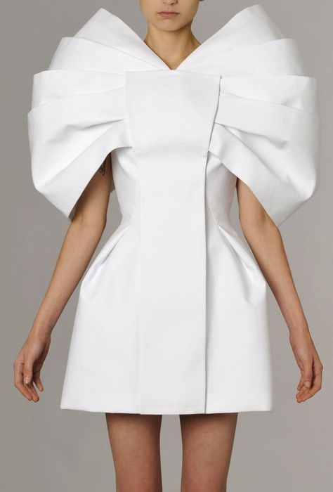 Sculptural Fashion - white dress with three-dimensional structured design, clean lines, symmetry and pleated texture; wearable art; fashion architecture // Dice Kayek: Mode Origami, Structured Fashion, Architectural Fashion, Fashion Design Inspiration, Dice Kayek, Structural Fashion, Robes Glamour, Origami Fashion, Sculptural Fashion