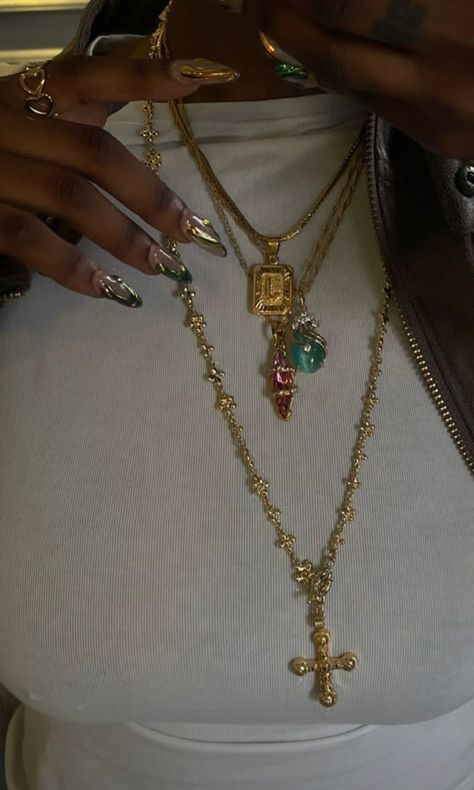 Accessories layout inspo How To Accessorize An Outfit Jewelry, 00s Mode, Dope Jewelry Accessories, Gold Girl, Jewelry Accessories Ideas, Nail Jewelry, Dope Jewelry, Chunky Jewelry, Jewelry Lookbook