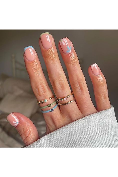 Summer Short Press on Nails Square Fake Nails with Flower Design Full Cover Glossy French Tip False Nails Stick Glue on nails for Women Simple Gel Nails, Subtle Nails, Casual Nails, Work Nails, Flower Nail Designs, Nagel Inspo, Clean Nails, Neutral Nails, Floral Nails