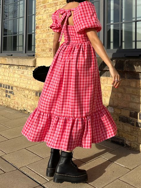 Red Gingham Dress Aesthetic, Garden Cocktail Party Outfit, Vintage Dress Styling, Spring Fashion Aesthetic 2024, Colorful Dress Aesthetic, Spring Dresses Outfits, Campy Fashion Aesthetic, Styling Midi Dress, Vintage Spring Fashion