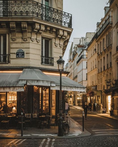 Where to Go on Ile Saint Louis in Paris- Rue Jean du Bellay San Juan, Paris Locations, French Balcony, Parisian Architecture, French Aesthetic, Building Aesthetic, Parisienne Chic, French Street, Parisian Life