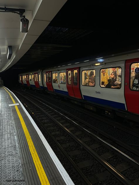 London Train, Underground London, London Underground Train, Underground Train, Holidays Ideas, London Aesthetic, London Underground, London Art, Train