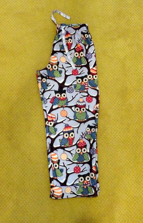 Fleece Pants Pattern, Random Sewing Projects, Pajama Pants Tutorial, Diy Clothes Easy, Exercises For Back, Pants Tutorial, Sewing Machine Projects, Cute Sewing Projects, Sewing Projects Clothes