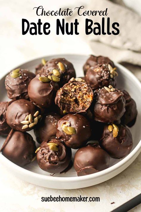 Date Nut Balls Recipe, Date Nut Balls, Eid Treats, Nut Balls, Chocolate Bread Recipe, Recipes 2023, I Lost 100 Pounds, Healthy Granola, Healthy Granola Bars