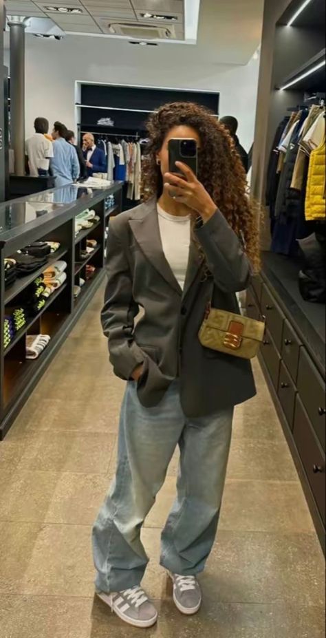 Classy Streetwear Outfits, Campus Outfit Ideas, Amsterdam Aesthetic Outfit, Styling Blazer, Outfit Campus, Modest Streetwear, Adidas Samba Outfit, Outfits Baggy, Glamouröse Outfits