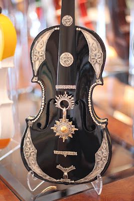 Silver violin, also on S.Fe, N. Mexico website Cool Violins, Violin Design, Violin Art, Drums Art, Instruments Art, Musical Art, The Guardians, D B, Music Aesthetic