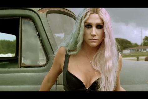 Kesha's hair in timber music video. Pastel blues and pinks Kesha Timber, Kesha Hair, Mtv Music, Candy Hair, Brown Hair Dye, Kesha, People Magazine, Pop Singers, Pop Star