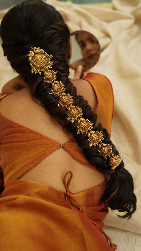 Braided Hairstyles With Jasmine Flowers, South Indian Hair Accessories, Indian Ornaments Jewelry, Simple South Indian Bride Look, Traditional Saree Hairstyles, Engagement Hairstyles Indian Brides In Saree, Hairstyles For Half Saree Function, Hindu Hairstyles, Simple South Indian Bride