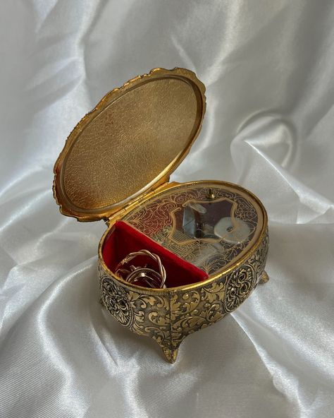 Music Boxes Vintage, Vintage Jewelry Boxes, Vintage Music Box, Music Box Vintage, Trinket Trays, Music Boxes, Vintage Jewelry Box, Trinket Tray, Jewelry Boxes