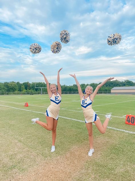Sister Cheer Poses Photo Ideas, Cheer Best Friend Pictures, Cheerleading Poses 2 People, 2 Person Cheer Poses, 2 People Cheer Poses, Cute Cheer Poses Best Friends, Cheer Buddy Pictures, Cheer Picture Poses Individual Football, Cheer Duo Pictures
