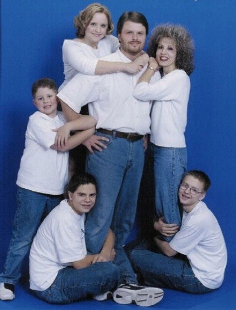 29 Awkward Family Photos That Will Make You Cringe - Viralscape – Awkward Family Portrait-1 | Viralscape Jcpenney Photos, Awkward Family Photos Christmas, Akward Family Photos, Funny Family Portraits, Awkward Family Pictures, Weird Family Photos, Awkward Family Portraits, Funny Photoshoot Ideas, Jcpenney Portraits