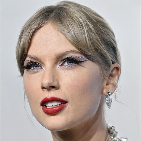 Taylor Swift Vmas 2022 Makeup, Taylor Swift Nails Inspired Bejeweled, Taylor Swift Cat Eye Makeup, Taylor Swift Cat Eye, Taylor Swift Glitter Makeup, Taylor Swift Vma 2022, Midnights Taylor Swift Makeup, Reputation Makeup Taylor Swift, Taylor Swift Reputation Makeup