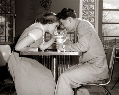 1950s first date... the days when boys asked a girl out to her face, walked her to her door, and had a first kiss on the door step... Shooting Couple, Vintage Diner, Vintage Couples, Vintage Versace, Vintage Romance, Teen Love, Soda Fountain, Vintage Dior, Foto Vintage