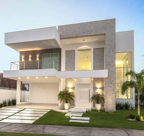 Está em busca de ideias para fachadas de casas de esquina? Aqui estão várias delas para você chegar ao projeto ideal para o seu imóvel. Rumah Moden, Home Designs Exterior, Pelan Rumah, Eksterior Modern, تصميم للمنزل العصري, Best Modern House Design, House Design Exterior, التصميم الخارجي للمنزل, Modern House Facades