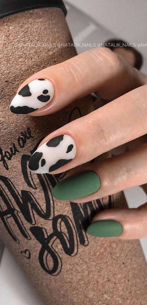 40. Matte Green & Cow Print nails The latest way to give your animal print obsession a much-needed update, cow print is the sassy new nail... Green Cow Print Nails, Green Cow Print, Country Acrylic Nails, Cow Print Nails, Stylish Nail Art, Western Nails, Country Nails, Animal Nail Art, Cow Nails