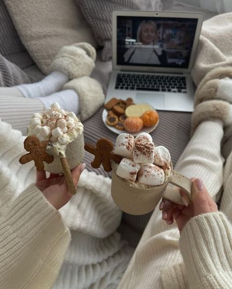 Martyna Szałacka on Instagram: "Christmas movie & sweets 😍 . . . . . . . #aesthetic #beigeaesthetic #christmastime #christmasmovie #myaesthetic #aestheticedits #aestheticoutfit #cozyaesthetic #homeaesthetics #beigeaesthetic #pinterestaesthetic #pinterestgirl #comfystyle #comfylook #aesthetichome #beigestyle #ａｅｓｔｈｅｔｉｃｓ #aesthetically #cozyhome #foodaesthetic" Natal, Herbst Bucket List, Christmas Dreaming, Cosy Christmas, Aesthetic Christmas, Christmas Inspo, Christmas Feeling, Warm Christmas, Think Food