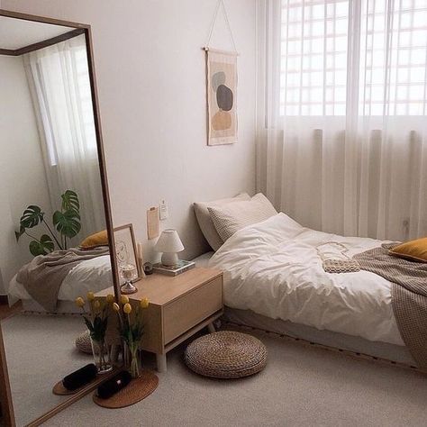 Light Colored Room Ideas, Bed In Corner Of Room Against Wall Ideas, Sunrise Bedroom, Cozy Small Bedrooms, Minimalist Dekor, Bilik Idaman, Dekorasi Kamar Tidur, Bilik Tidur, Small Bedroom Designs