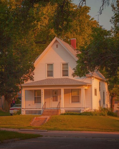 Eastethic  house Small Town Houses Aesthetic, Houses Reference Photo, Small Town Home Aesthetic, Building Reference Photo, Liminal Space House, Dreamcore House, House In Suburbs, Small Town Houses, Suburbs Aesthetic