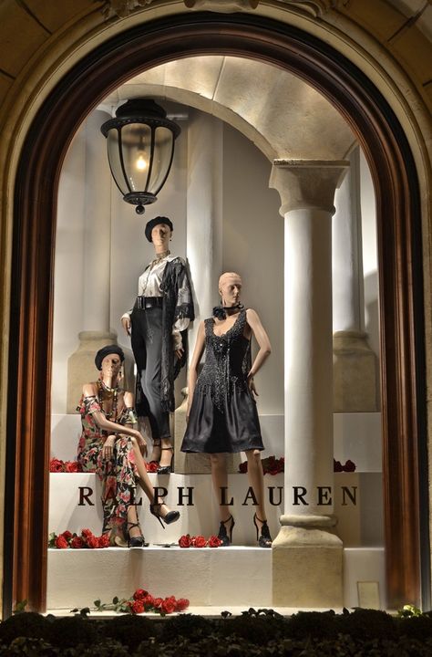 Ralph Lauren Vitrine Design, Unique Mannequin, Fashion Window Display, Visual Merchandiser, Visual Merchandising Displays, Store Window Displays, Window Display Design, Retail Inspiration, Boutique Decor