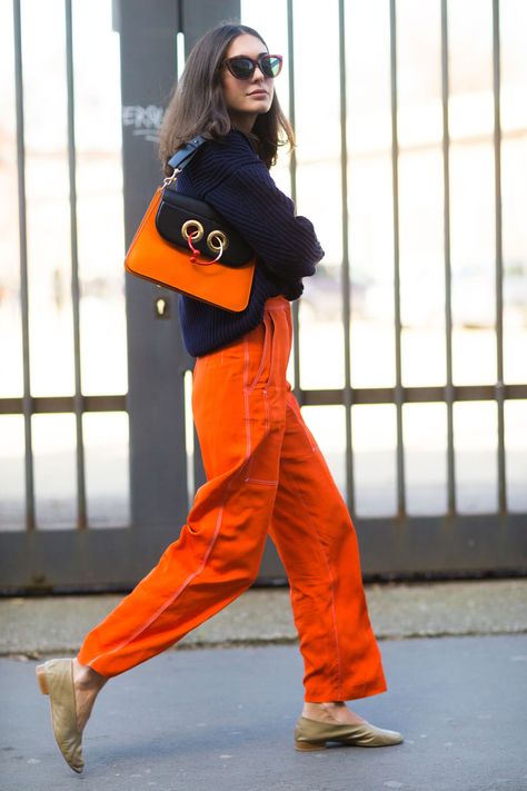 Love this bright colorful look Haute Couture, Orange Pants Street Style, Summer 2023 Looks, Orange Pants Outfit Street Style, Orange Red Outfit, Style Orange Pants, Orange Fashion Outfits, Orange Street Style, Blue And Orange Outfit