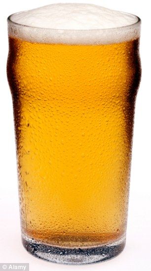 Mine's a pint: Full of vitamins, high in fibre, low on sugar and good for your hair - the benefits of beer Benefits Of Beer, Beer Benefits, Pint Of Beer, Bird Book, Drink Station, High Fiber, Best Places To Eat, Low Sugar, Drinking Beer