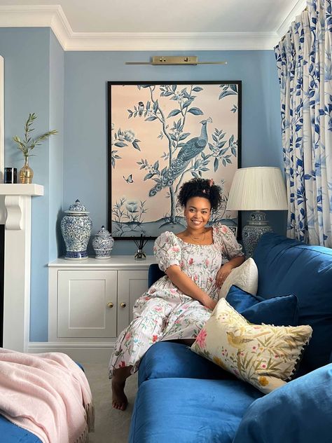 My Chinoiserie Chic Home Tour With House Beautiful – Diane Hill Blue Chinoiserie Bedroom, Modern Chinoiserie Living Room, Chinoiserie Living Room Ideas, Modern Chinoiserie Interior Design, Chinoiserie Chic Living Room, Chinoiserie Chic Bedroom, Chinoiserie Interior Design, Artist Homes, Chinoiserie Wall Panels