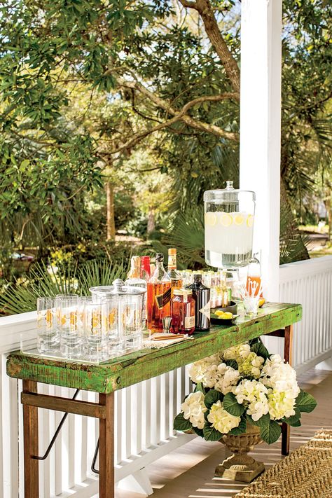 Drink Station In Pantry, Drinks And Dessert Party Ideas, Drinks Set Up For Party, Cocktail Party Set Up Ideas, Southern Tea Party Decorations, Porch Party Ideas, Midsommar Party Decor, Patio Party Ideas, Backyard Cocktail Party