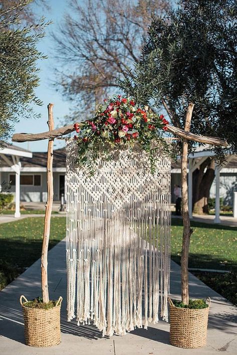 Most Pinned Wedding Backdrop Ideas 2017 ❤ See more: http://www.weddingforward.com/wedding-backdrop-ideas/ #weddingforward #bride #bridal #wedding Pola Macrame, Macrame Wedding Backdrop, Rustic Style Wedding, Macrame Backdrop, Macrame Wedding, Boho Chic Wedding, Décor Boho, Wedding Boho, Ceremony Backdrop