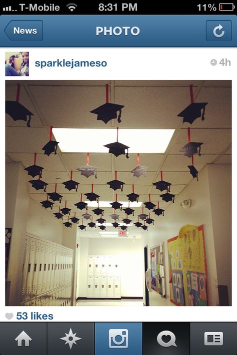 Senior Decorations Ideas School, Seniors Classroom Decor, Seniors Decorations, Senior Hallway Ideas, Senior Decision Day Ideas, Graduation School Decorations, Graduation Day Decoration Ideas, College Acceptance Bulletin Board, Senior Mural Ideas High Schools