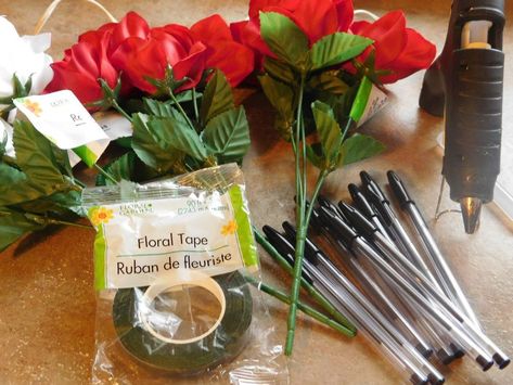 I don't need a bouquet of roses that cost a fortune and will be gone in two weeks!  I need a little reminder that I'm loved and thought of everyday (not just Va… Diy Flower Pens, Flower Pens Diy, Photo Wall Display, Spring Wall Decor, Stepping Stones Diy, Pen Craft, Pen Set Gift, Pen Diy, Flower Pens