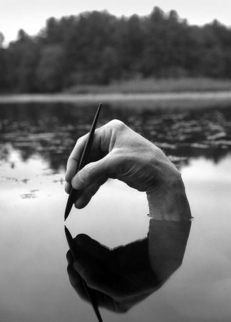 Desconcertantes fotografías conceptuales de Arno Rafael Minkkinen - Cultura Inquieta Reflection Art, Reflection Photography, Surreal Photos, Body Of Water, Foto Tips, Surrealism Photography, Foto Art, A Pen, Hand Holding