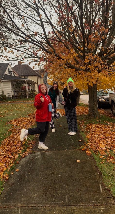 Fall Aesthetic Sleepover, Autumn Aesthetic With Friends, Cute Fall Friend Group Pictures, Halloween Aesthetic With Friends, American Fall Aesthetic, Fall With Friends Aesthetic, Fall Ideas With Friends, Fall Aesthetic With Friends, Halloween With Friends Aesthetic