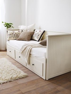 Ikea Day Bed I REALLY want this, drawers for storage and the side pulls out to form a sleepover/guest bed! Elegant Day Bed, Day Bed Guest Room Ideas, Hemmed Day Bed, Ikea Day Beds, Day Bed Decor Ideas, Pull Out Day Bed, Day Bed Decor, Guest Room Daybed, Bedding Quotes