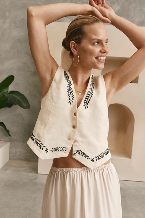 Sonoma Linen Vest Natural Quilted Clothes, Vest Top Outfits, Linen Summer Outfits, Business Casual Outfits Winter, Cotton Short Tops, Motif Embroidery, Crochet Maxi Skirt, Linen Vest, Flat Sketch