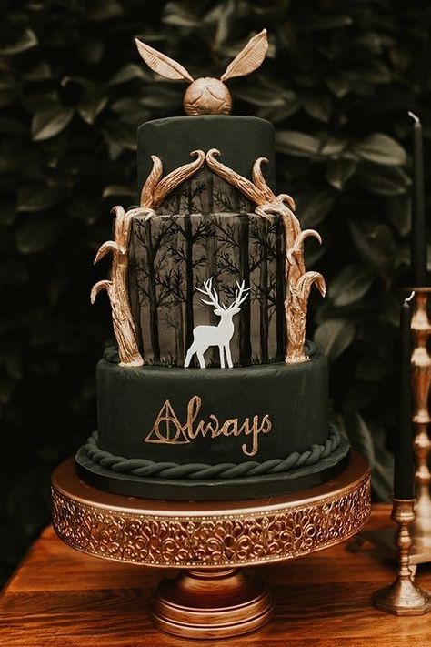 Slytherin cake Slytherin Cake, Slytherin Wedding, Harry Potter Torte, Harry Potter Desserts, Gateau Harry Potter, Bolo Harry Potter, Harry Potter Bag, Harry Potter Theme Birthday, Cumpleaños Harry Potter