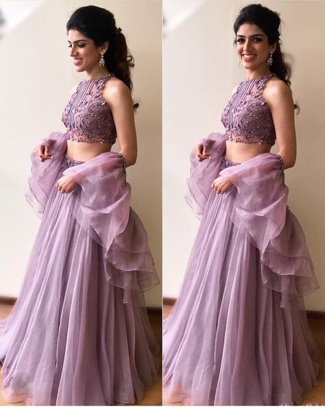 Fimo, Crop Tops Indian Style, Latest Lehnga Design, Blouses Lehenga, Pengantin India, Simple Lehenga, Indian Wedding Gowns, Wedding Lehenga Designs, Bridal Lehenga Collection