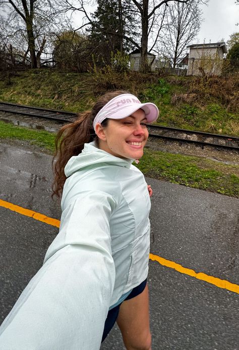 Running Outfits, Rain Running Outfit, Running Vibes, Rain Running, Connor Bedard, Running Outfit, Water Station, Marathon Training Plan, University Of Utah