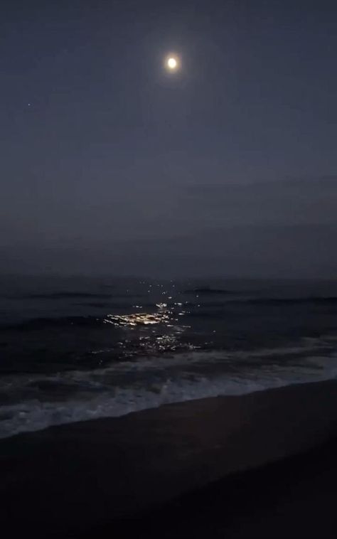 Beach Night Photography, Night Beach Instagram Story, Night Vibes Instagram Story, Beach Snapchat Stories Night, Moon With Ocean, Videos For Instagram Story, Moon Videos Night, Moon On Beach, Beach In Night