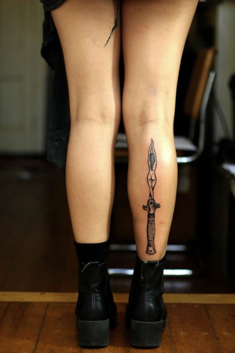 Girl Spine Tattoos, Leg Tattoo Placements, Vertical Tattoo, Calf Tattoos For Women, Back Of Leg Tattoos, Cool Tattoos For Girls, Tattoo Son, Shin Tattoo, Knife Tattoo