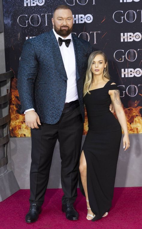 Age, Size & Co.: 12 Celeb Couples With Big Height and Age Differences Height Difference Pose Reference, Size Difference Couple Drawing Reference, Size Difference Couple, Black Love Pictures, Same Height Couples, Old Barbie Dolls, Couple Poses Drawing, Hbo Go, Height Difference