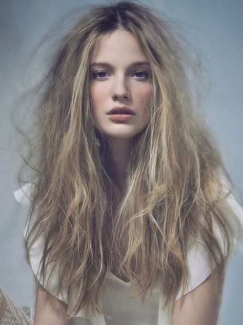 Messy Hair, Hair Trends, Morning Hair, Mia 3, Hair Reference, Portrait Girl, Flower Beauty, Girls Makeup, Messy Hairstyles